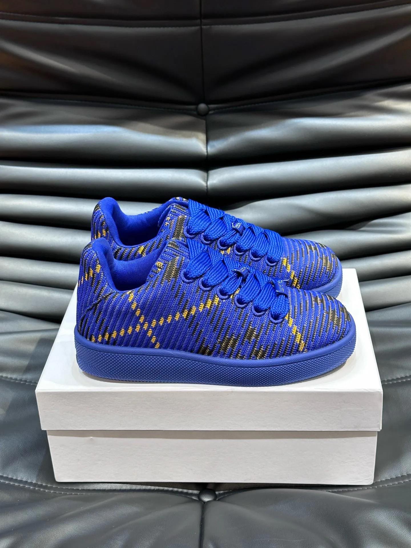 Factory price: 458💰Burberry Box series👫 Thick-soled casual sports shoes for couples, cool sneakers and bread shoes, purchased and developed from the original version, the top version of Box series sports shoes, made of original plaid/knitted fabric, embellished with EKD embossing. Made of mesh lining, the laces are decorated with metal coils, the rubber sole is decorated with the Burberry letter logo, and the original molded 3.5CM two-color T men's shoe 💰U outsole! Code number: 35-45 (35-45 customized)